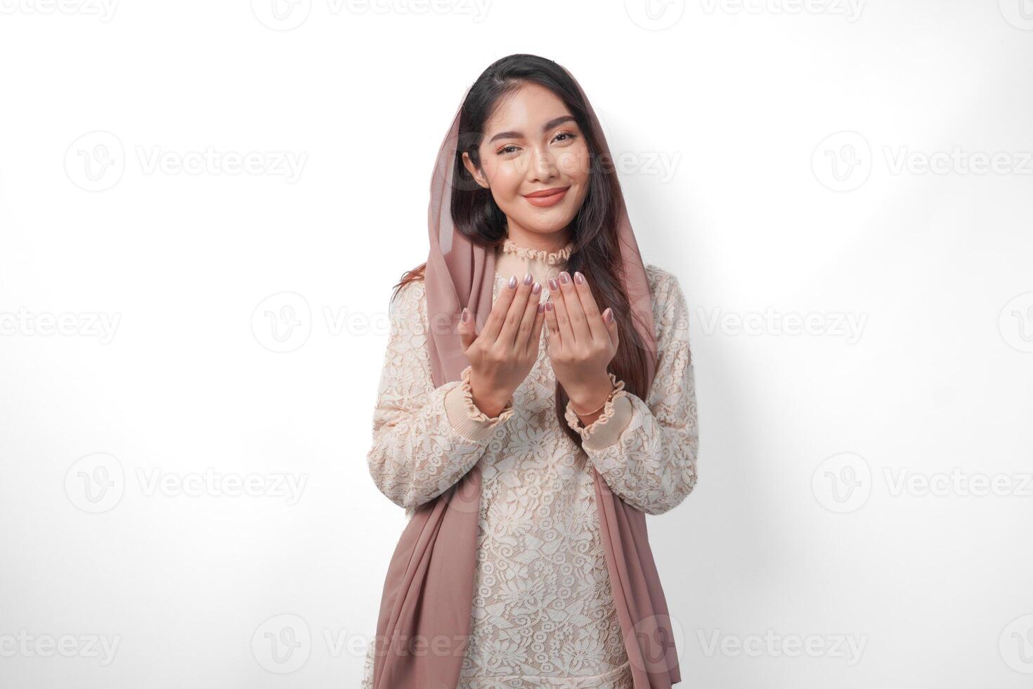 religioso ásia muçulmano mulher vestindo véu lenço de cabeça com mãos dentro Rezar gesto para Deus, em pé sobre isolado branco fundo. Ramadã e eid al fitr conceito foto
