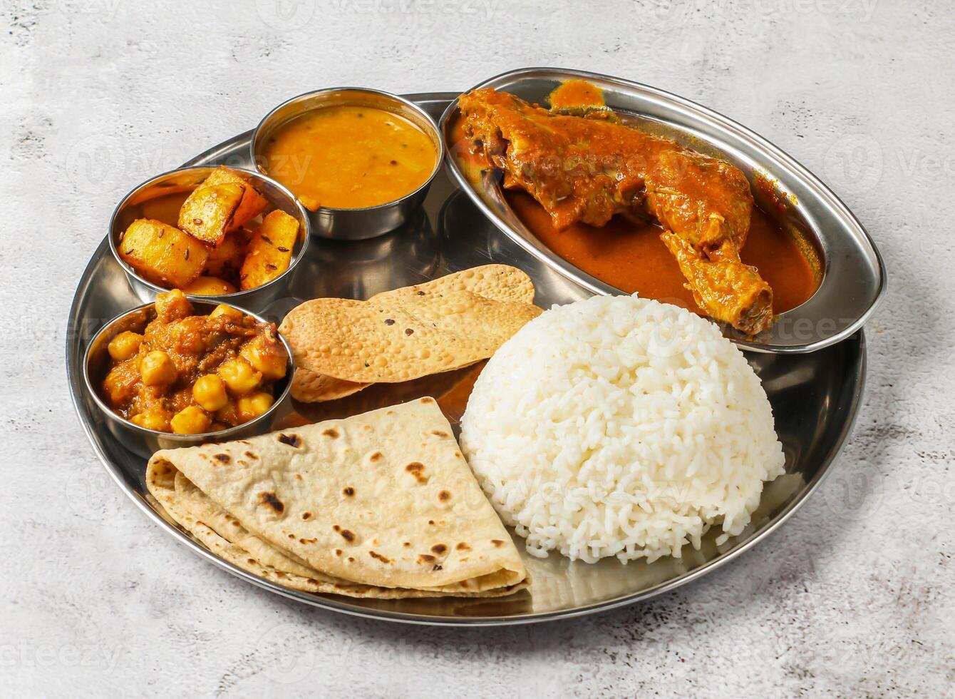 frango thali conjunto com frango Korma, Chanay, avião arroz, ah, shorba e chapati servido dentro prato isolado em fundo topo Visão do indiano picante Comida foto