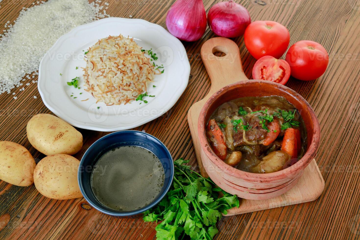Kebab caçarola com batata, tomate, coentro, cebola servido dentro prato isolado em de madeira mesa lado Visão do árabe Comida foto