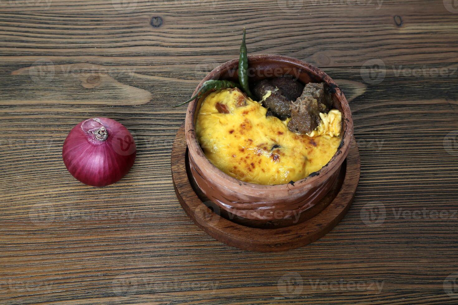 olá Kebab e queijo com cebola e verde Pimenta servido dentro argila prato isolado em mesa lado Visão do árabe Comida foto