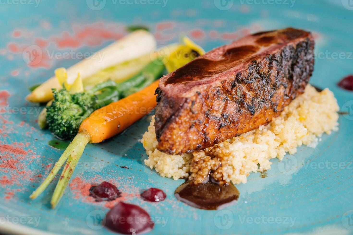 muscovy Pato seio com amassado batata e salada do rabanete, cenoura e brócolis servido dentro prato isolado em mesa topo Visão do carne a Principal curso árabe Comida foto