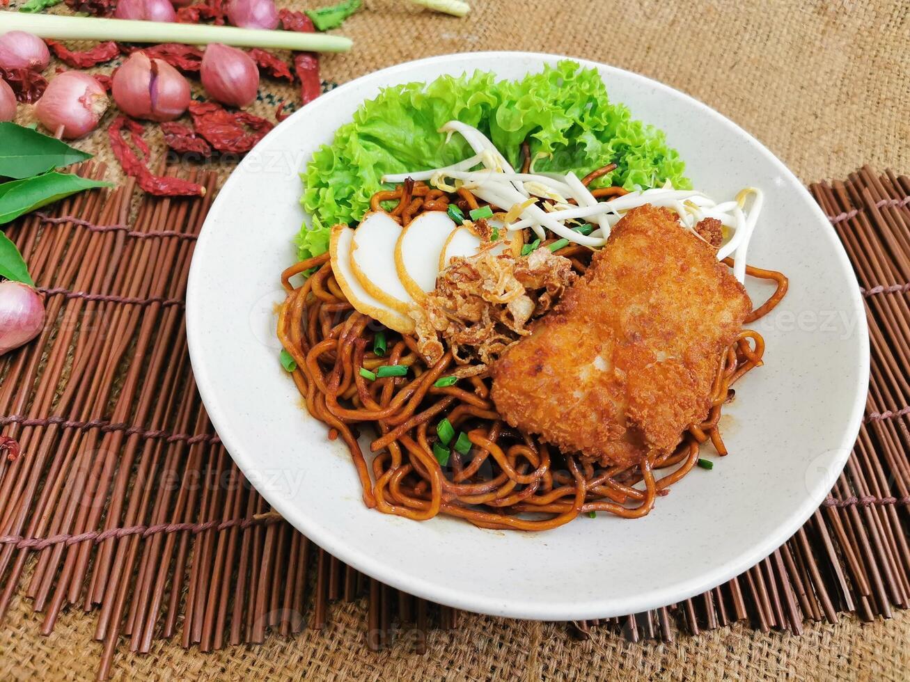 profundo frito frango seco macarrão servido prato isolado em mesa topo Visão do tailandês Comida foto