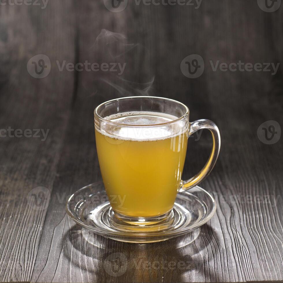 crisântemo chá servido dentro copo isolado em mesa lado Visão saudável manhã beber foto