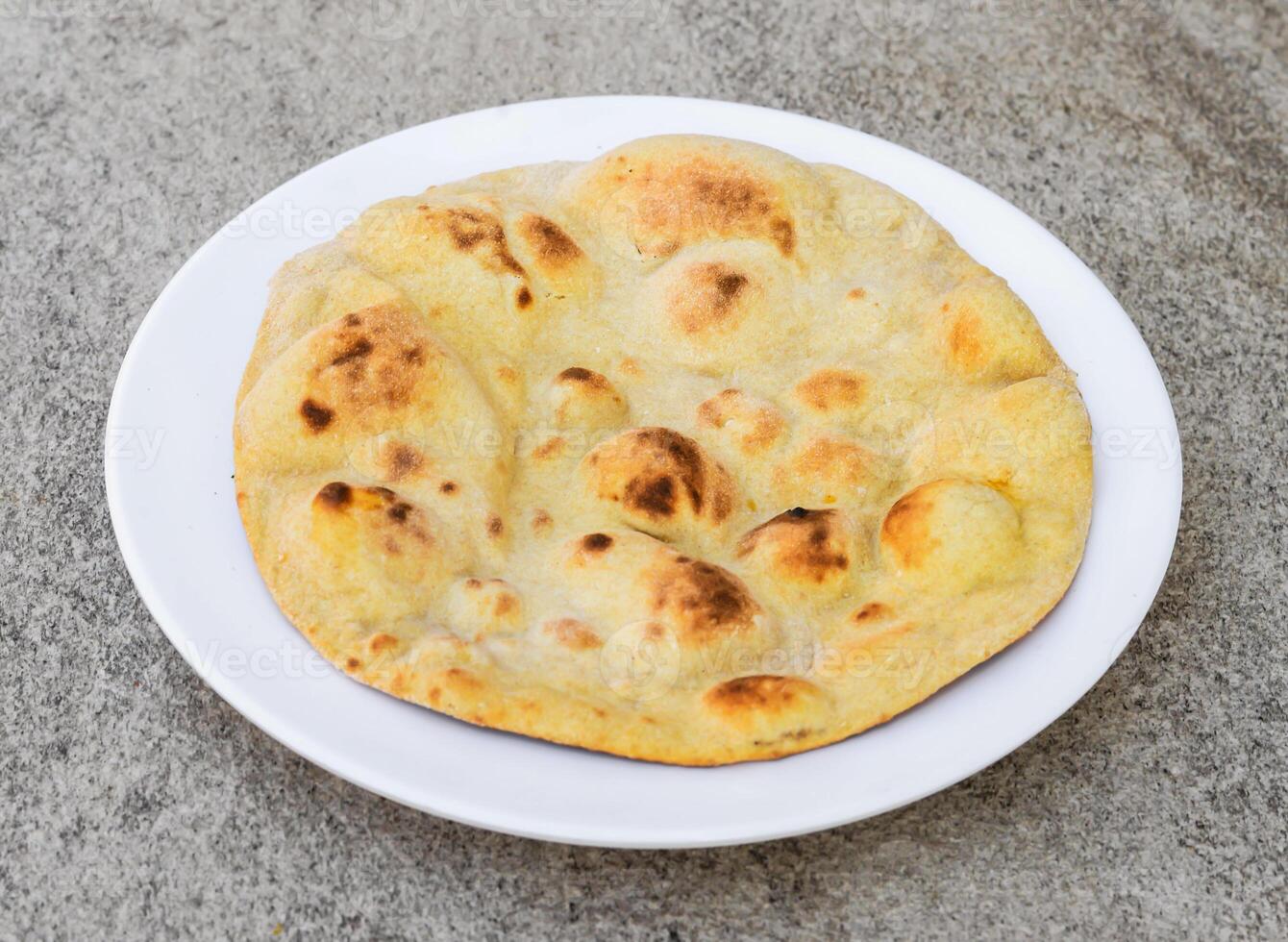 tandoori naan, roti e Pão Pita pão servido dentro prato isolado em fundo topo Visão do indiano especiarias e paquistanês Comida foto