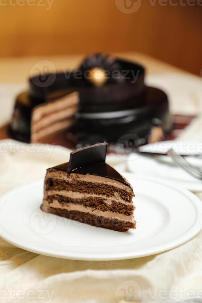 Preto floresta bolo fatia incluir chocolate lasca, garfo, açúcar cozido servido dentro prato isolado em mesa lado Visão assar cafeteria foto