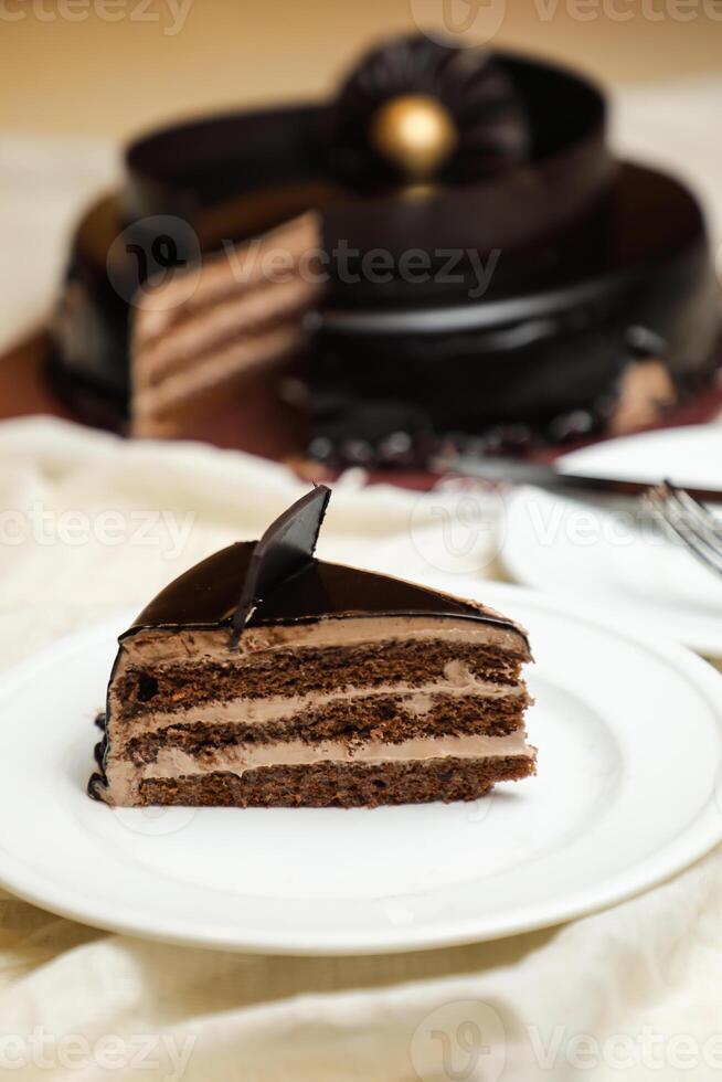 Preto floresta bolo fatia incluir chocolate lasca, garfo, açúcar cozido servido dentro prato isolado em mesa lado Visão assar cafeteria foto