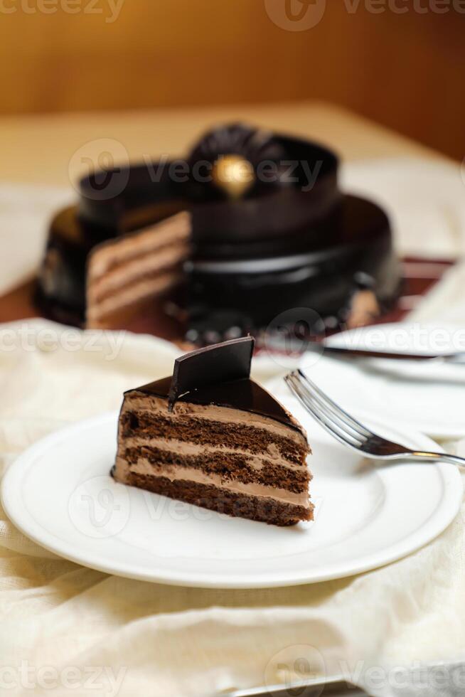 Preto floresta bolo fatia incluir chocolate lasca, garfo, açúcar cozido servido dentro prato isolado em mesa lado Visão assar cafeteria foto