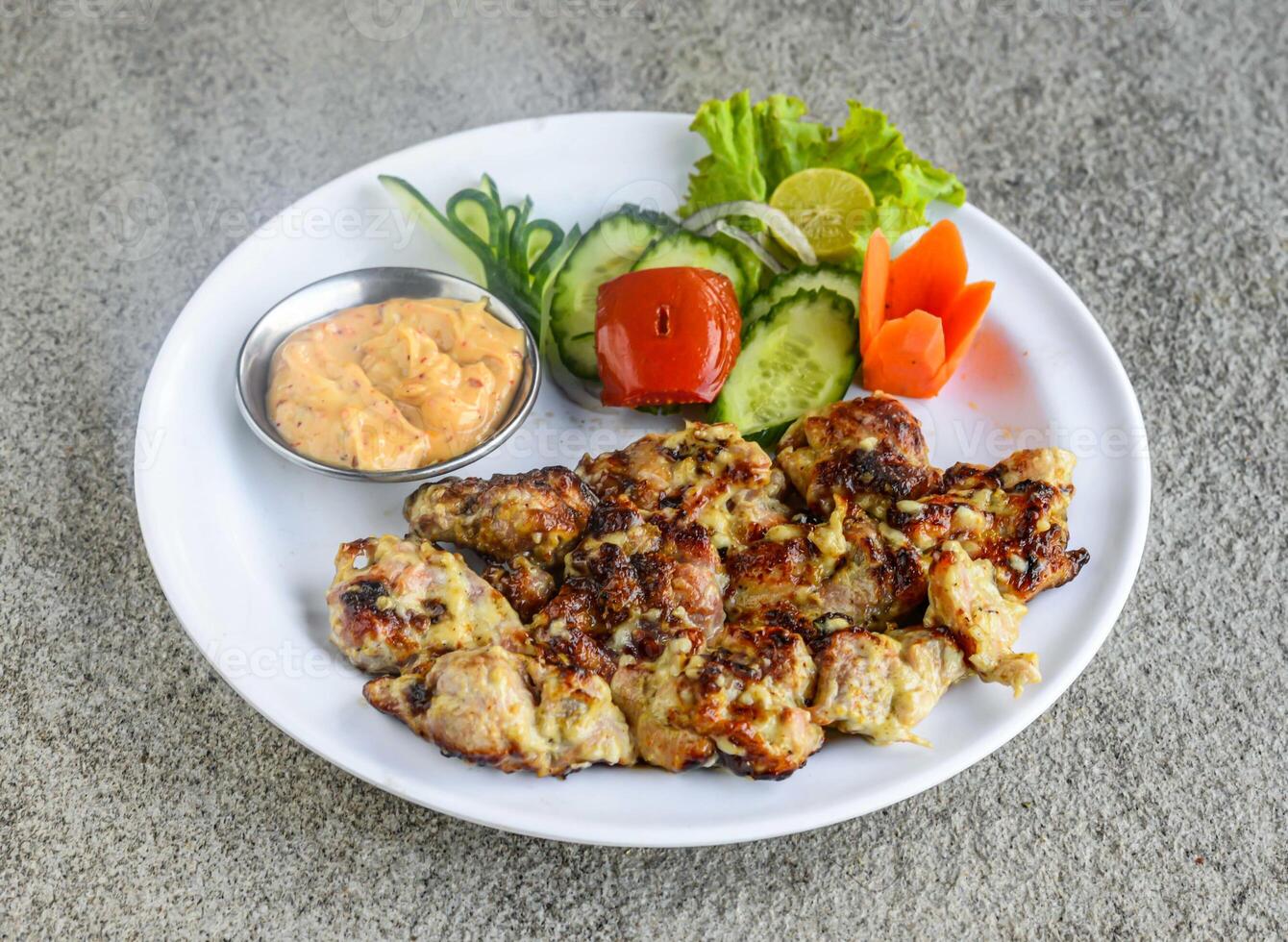 frango malai boti tikka kabab com salada e maionese mergulho servido dentro prato isolado em cinzento fundo lado Visão do indiano especiarias e paquistanês Comida foto