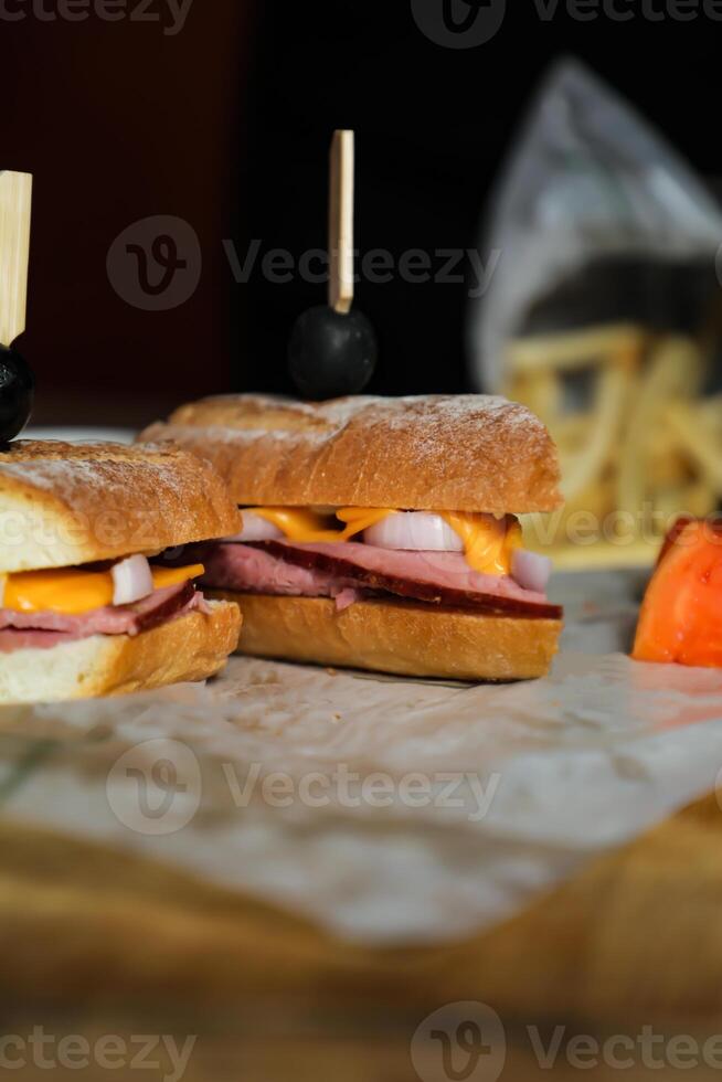 robusto assado carne queijo cheddar sanduíche com maionese mergulho com fritas servido dentro de madeira borda isolado em guardanapo lado Visão do café da manhã Comida foto