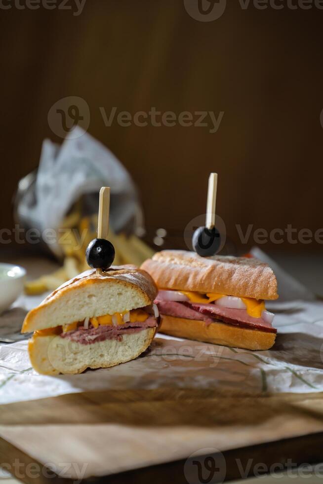 robusto assado carne queijo cheddar sanduíche com maionese mergulho com fritas servido dentro de madeira borda isolado em guardanapo lado Visão do café da manhã Comida foto