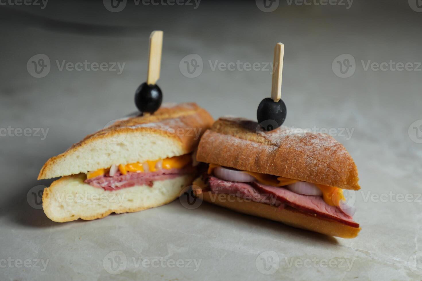 robusto assado carne queijo cheddar sanduíche com maionese mergulho com fritas servido dentro de madeira borda isolado em guardanapo lado Visão do café da manhã Comida foto