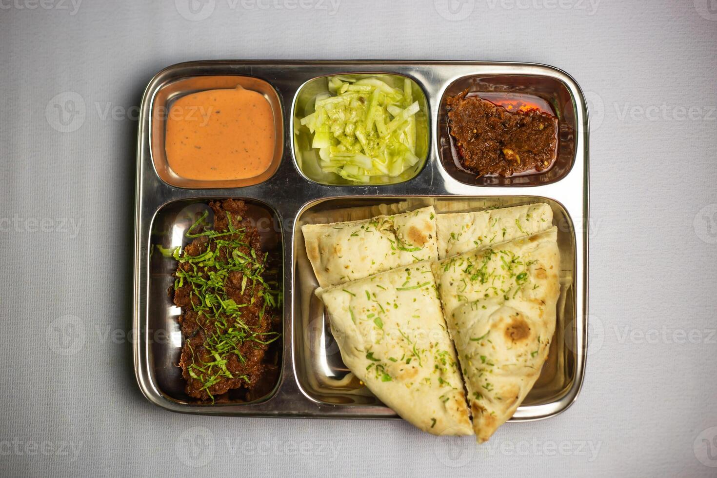 carne chaap com alho naan com chuntney, molho e Pimenta mergulho servido dentro thali prato isolado em fundo topo Visão do Bangladeshi Comida conjunto cardápio foto