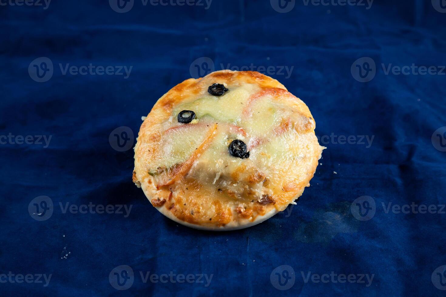 mini pizza isolado em azul fundo lado Visão do salgado lanche velozes Comida foto