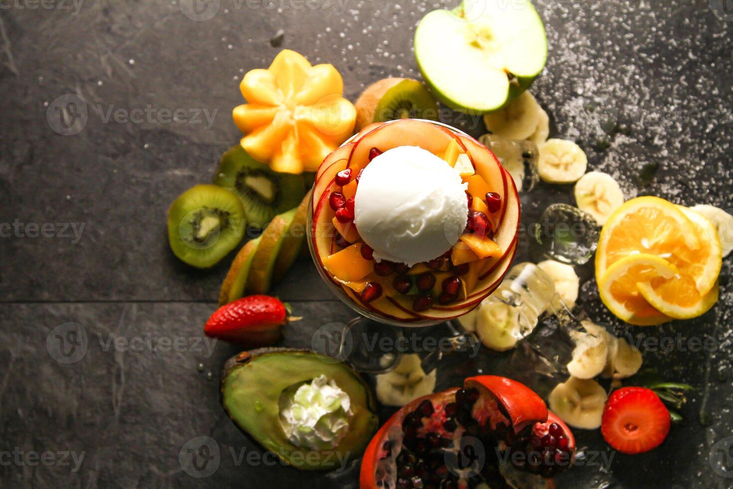 fruta salada incluir maçã. laranja manga, morango, banana, kiwi, abacate, romã sementes e gelo creme colher servido dentro descartável vidro isolado em mesa topo Visão do saudável Comida foto