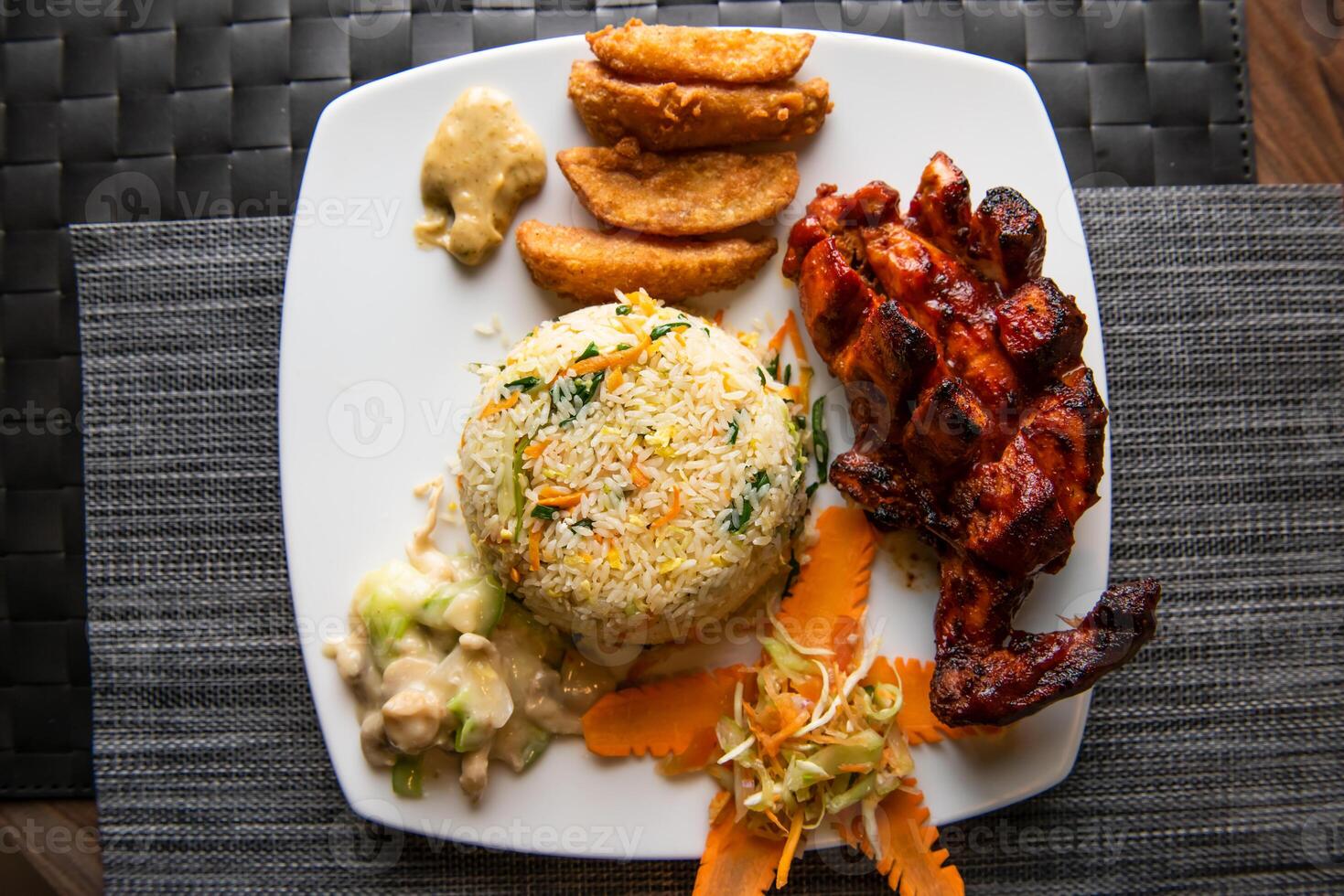 frito arroz, frango seio pedaço, batata cunhas e salada servido dentro prato topo Visão do comida rápida foto