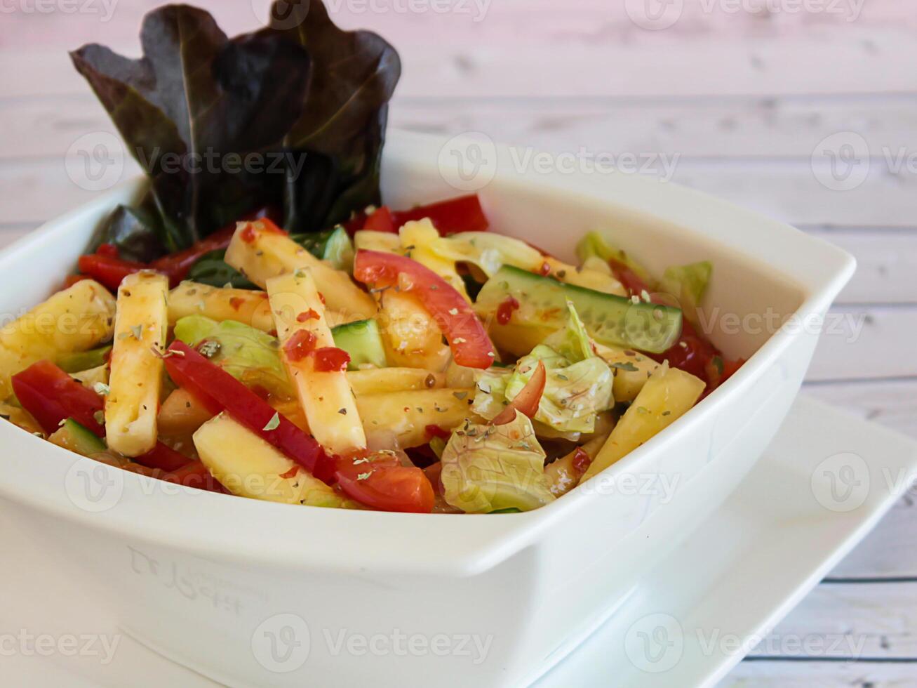 especial salada com pepino, tomate, alface sair e fritas servido dentro prato isolado em mesa fechar-se topo Visão do saudável orgânico Comida foto