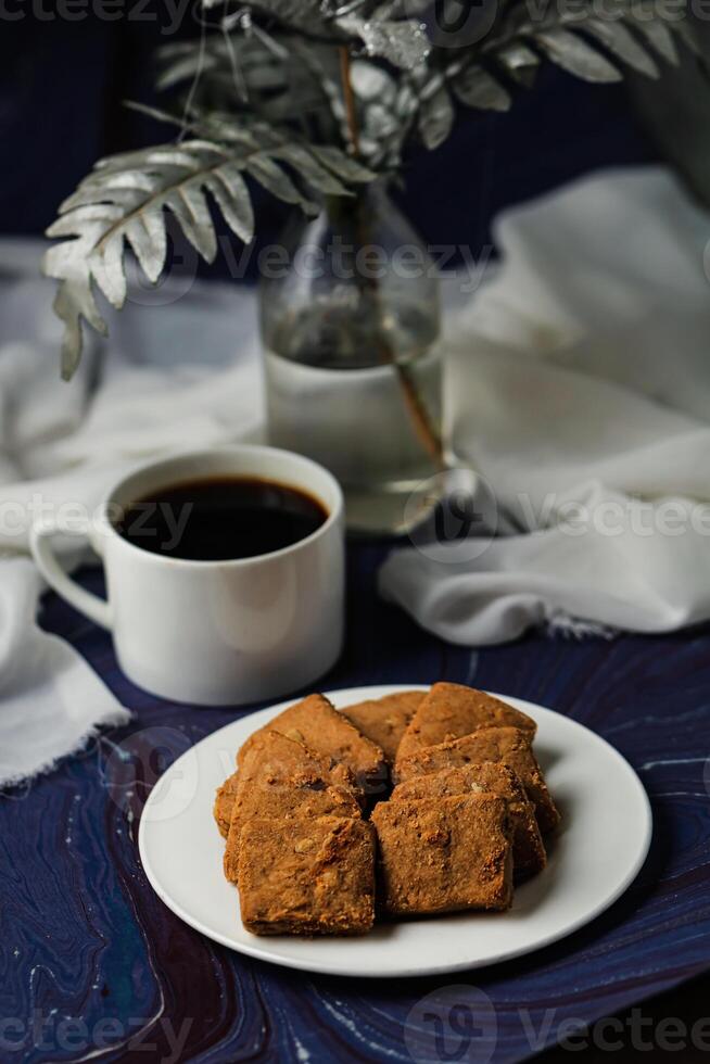 crocante biscoitos biscoitos servido dentro prato com Preto café isolado em mesa lado Visão do americano cafeteria cozido Comida foto