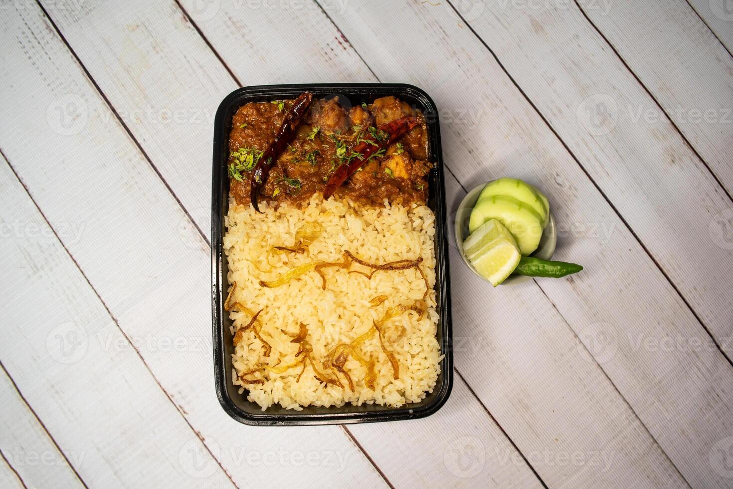 achari frango pulao Biryani arroz com pepino e limão fatia servido dentro prato isolado em de madeira mesa topo Visão do Bangladeshi e indiano especiarias almoço Comida foto
