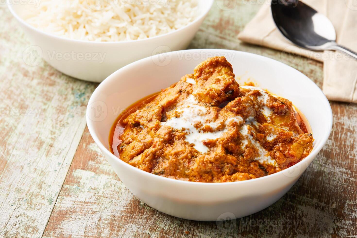 picante manteiga frango Makhani Masala Korma karahi com fervido arroz servido dentro prato isolado em mesa topo Visão do árabe Comida foto