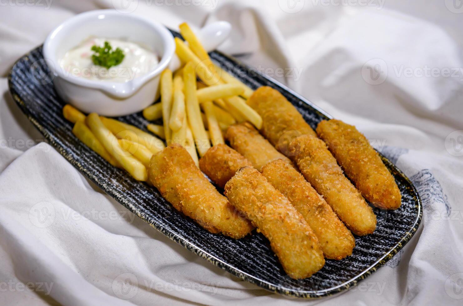 frito hamor dedo peixe com salgadinhos e mergulho servido dentro prato isolado em Comida mesa topo Visão do meio leste especiarias foto