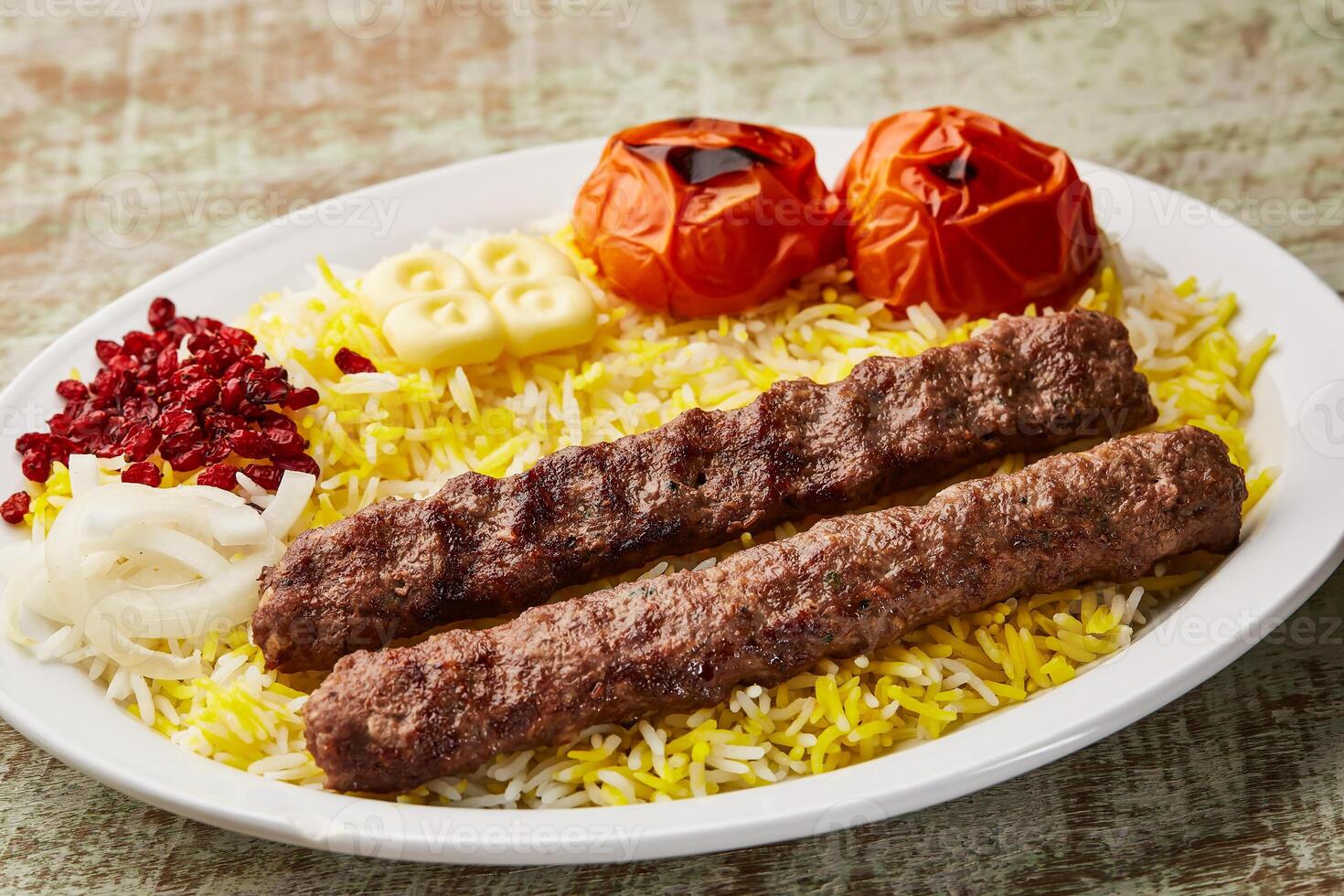 quelo Churrasquinho, chalo kabab ou cheelo com mandi Biryani arroz servido dentro prato isolado em mesa topo Visão do árabe Comida foto