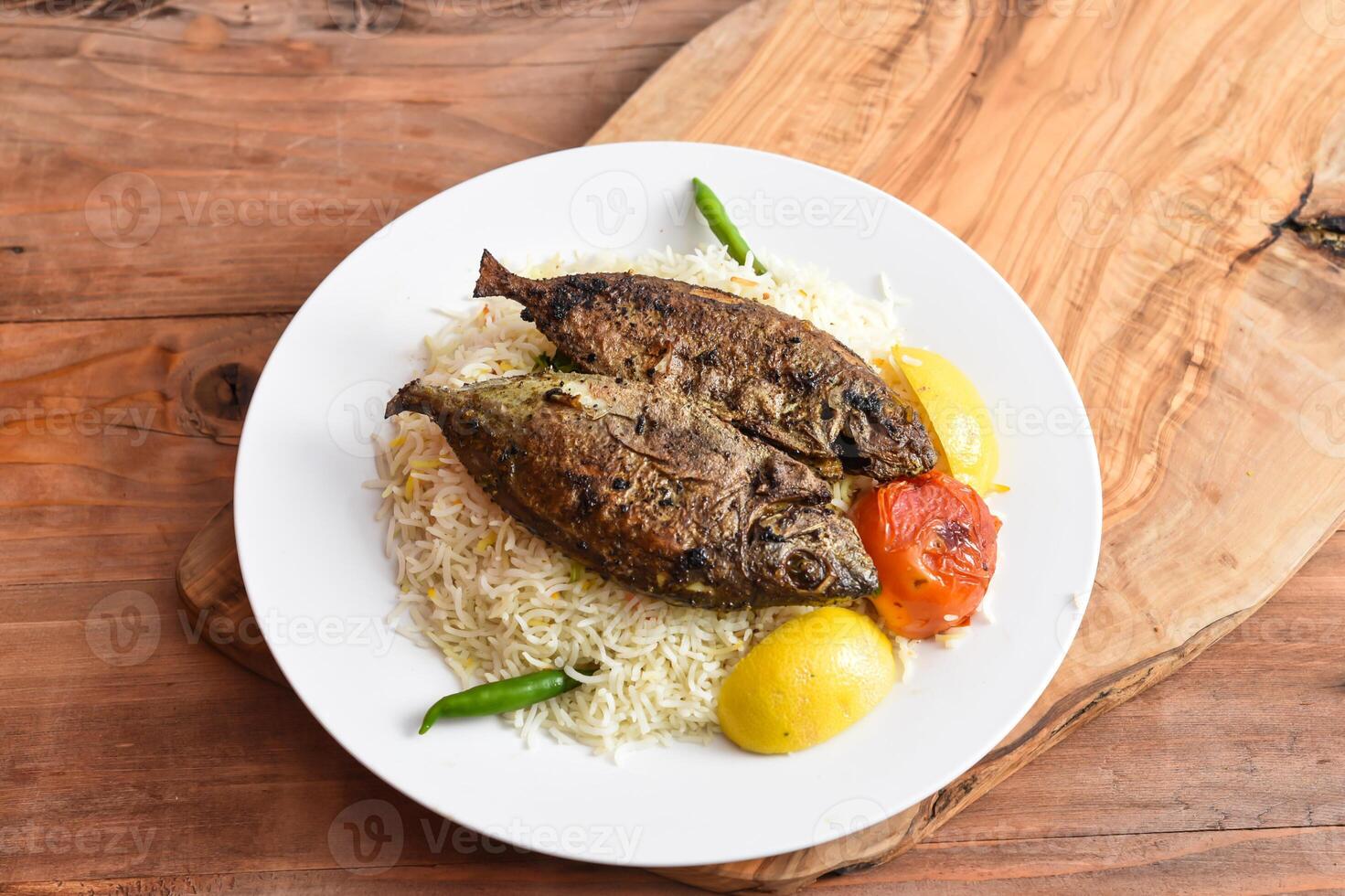 safi peixe fritar com branco arroz, tomate e Lima servido dentro prato isolado em de madeira mesa topo Visão meio Oriental almoço Comida foto