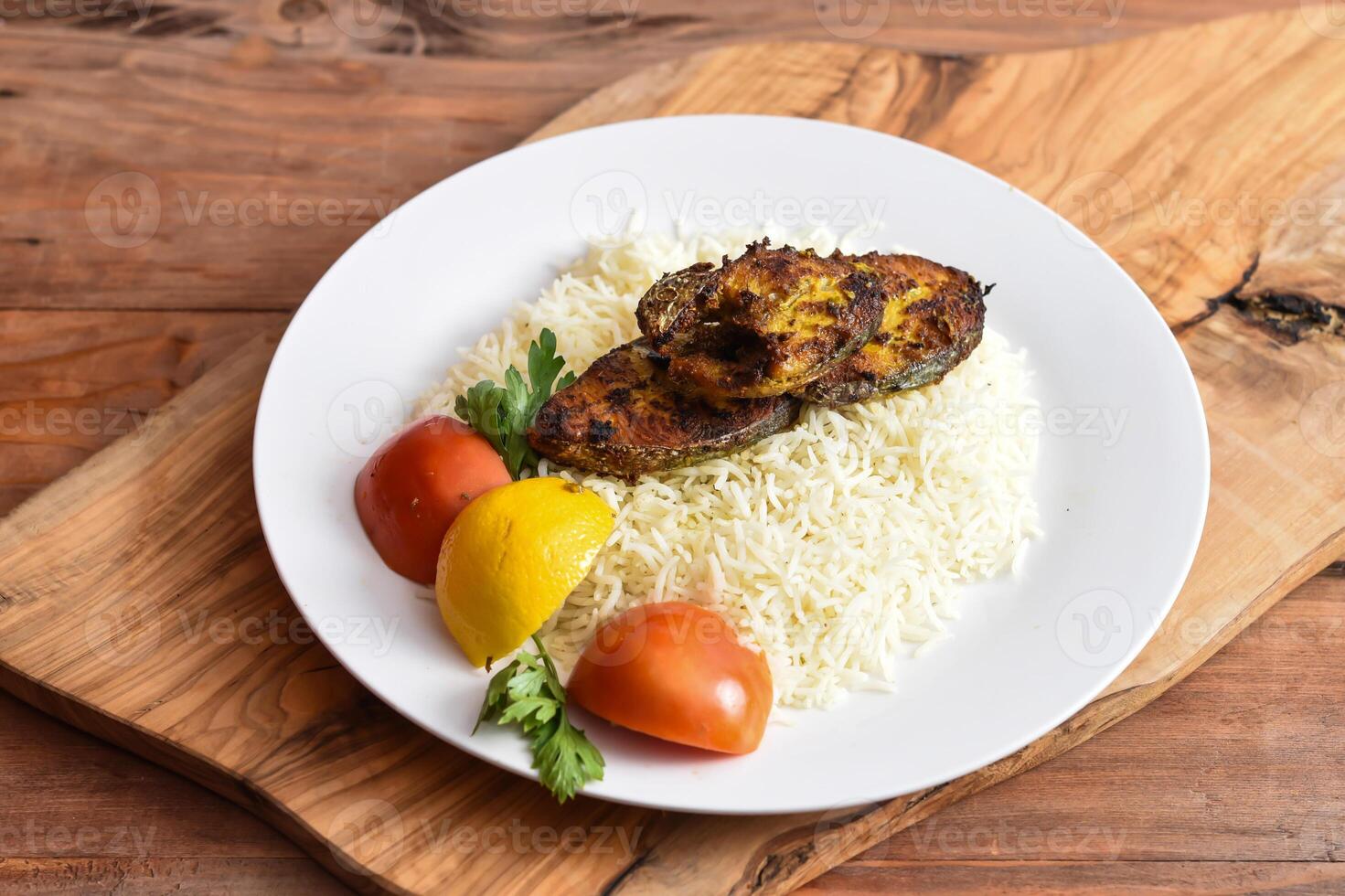 rei peixe arroz com tomate e Lima servido dentro prato isolado em de madeira mesa topo Visão meio Oriental almoço Comida foto