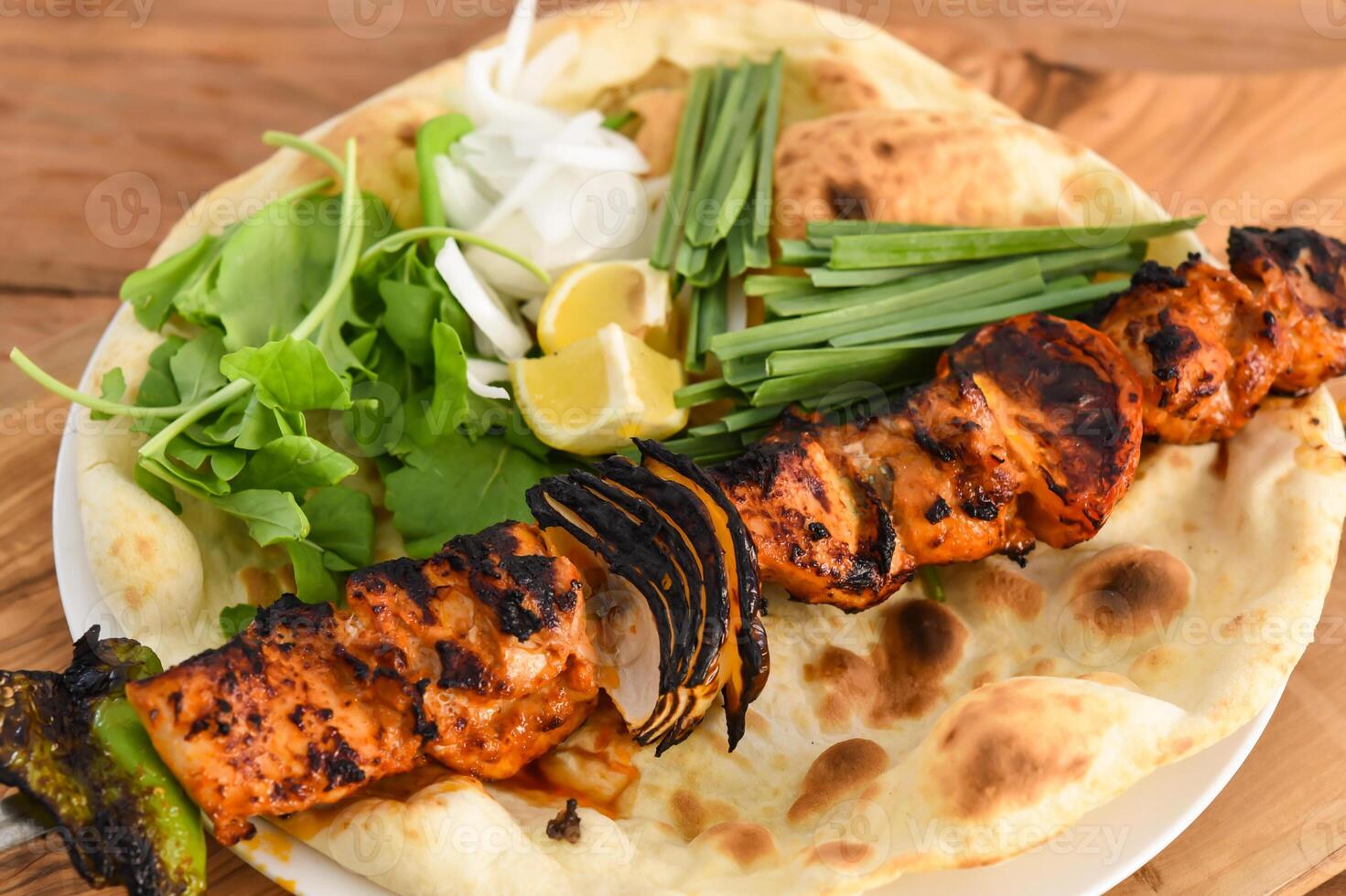 shish tawook Kebab com bahraini pão tandoori nan, Lima e salada servido dentro prato isolado em de madeira mesa topo Visão meio Oriental grelha Comida foto