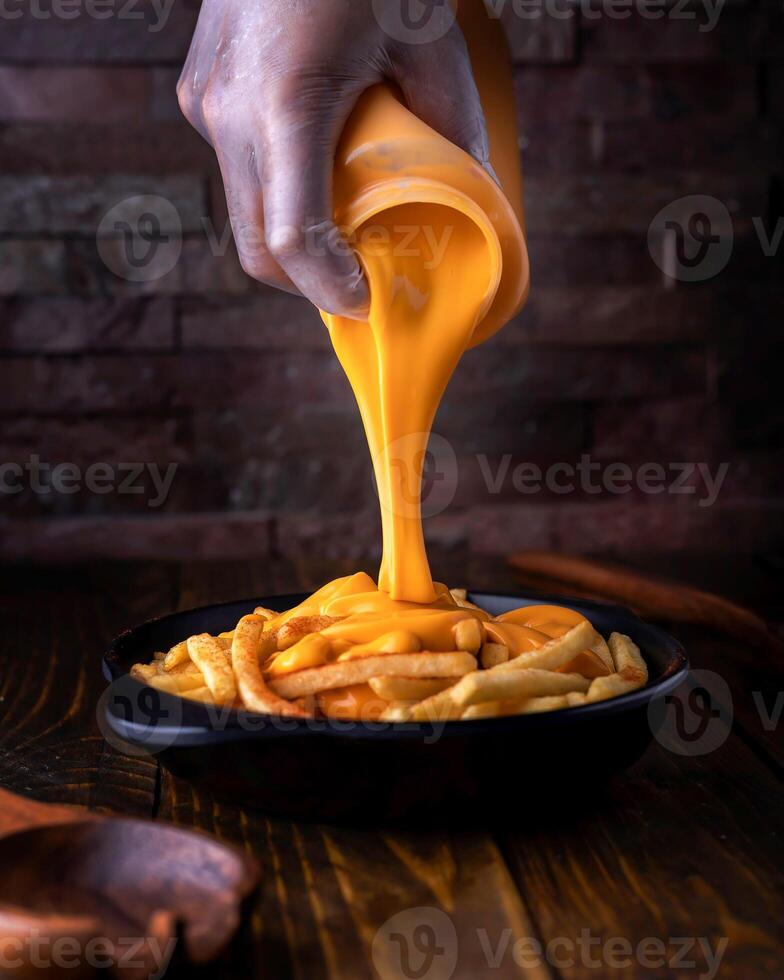 carregado queijo fritas servido dentro prato isolado em de madeira mesa lado Visão do árabe Comida foto