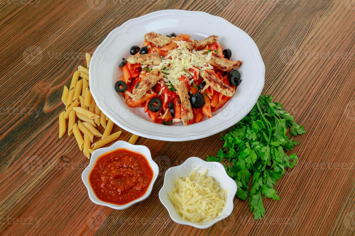 grelhado frango massa com Preto Oliva, Pimenta molho e coentro servido dentro prato isolado em mesa lado Visão do árabe Comida foto