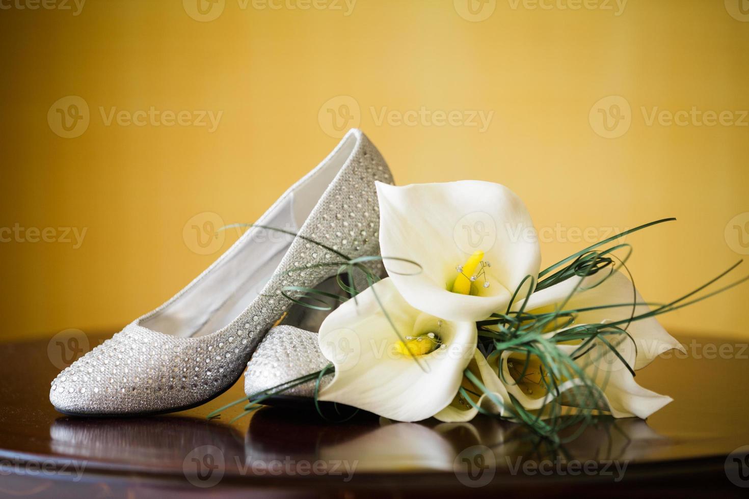 par de sapatos de casamento foto