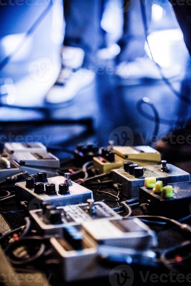 pedais de guitarra em um palco com banda ao vivo durante um show foto