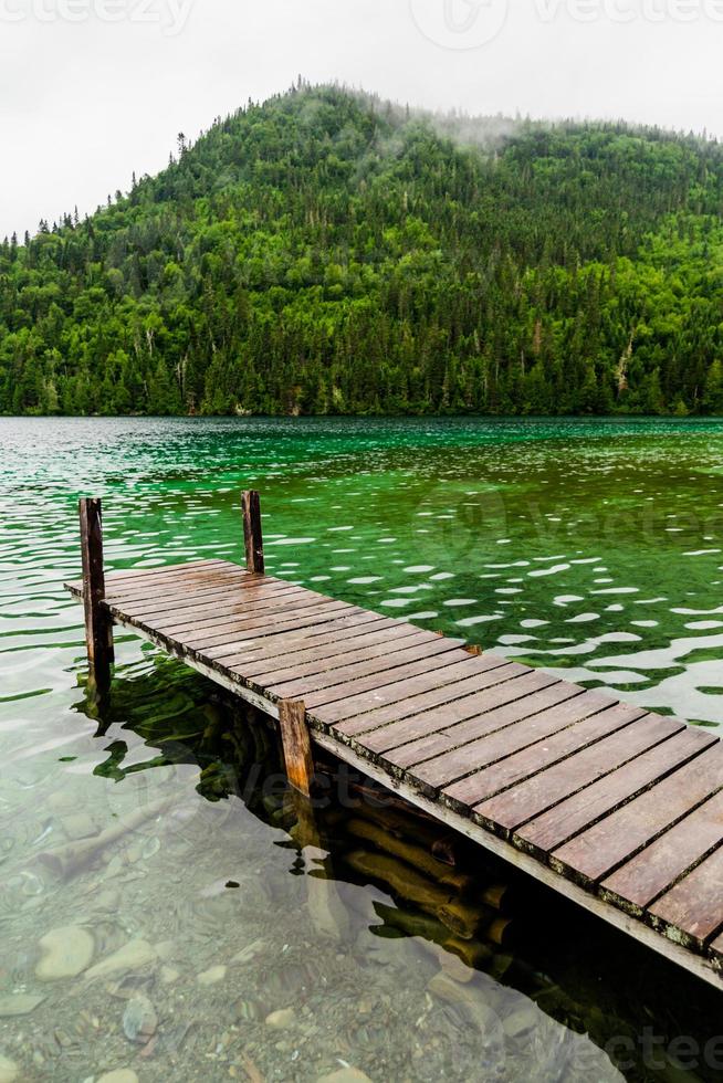 longo cais e vista incrível de um lago foto