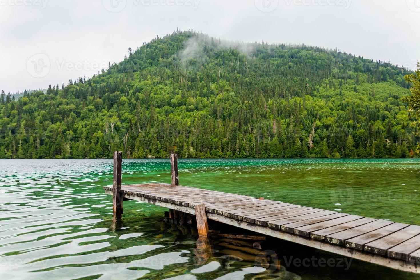 longo cais e vista incrível de um lago foto