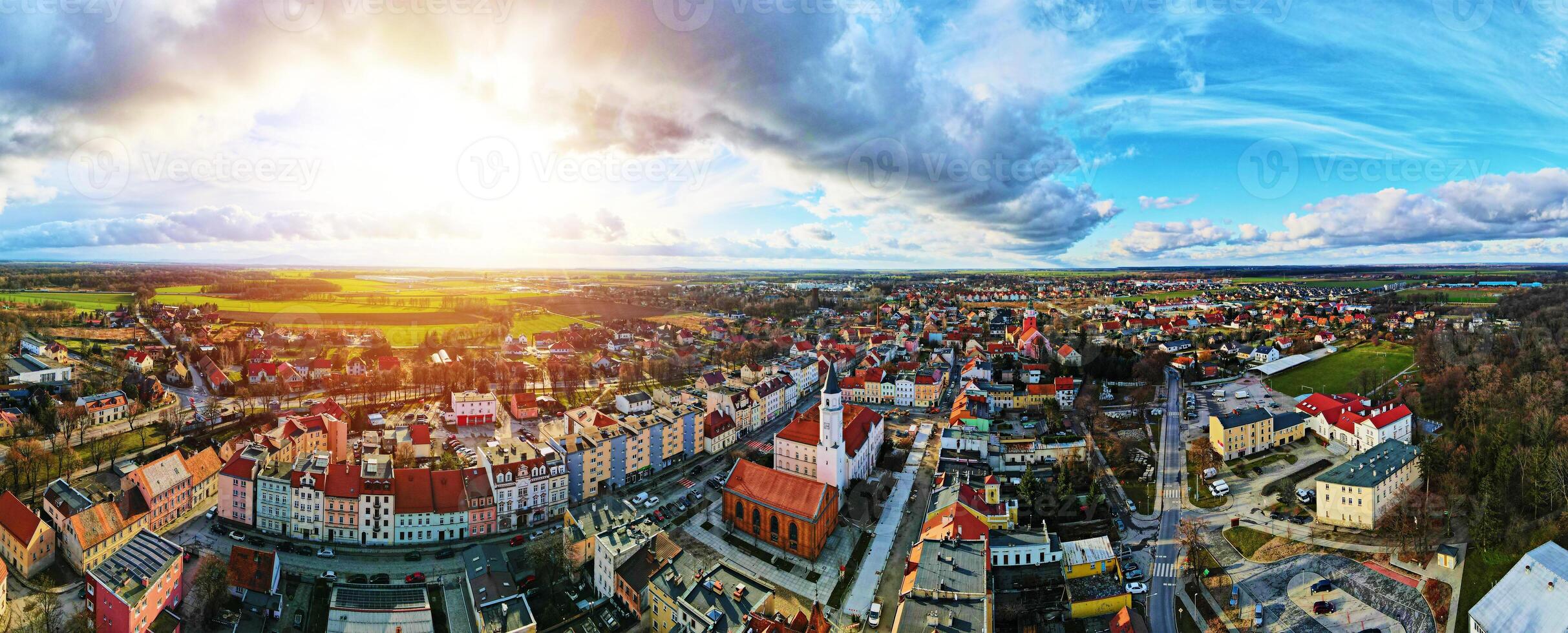 aéreo paisagem urbana do pequeno Cidade dentro Europa. Katy Wroclawskie, Polônia foto