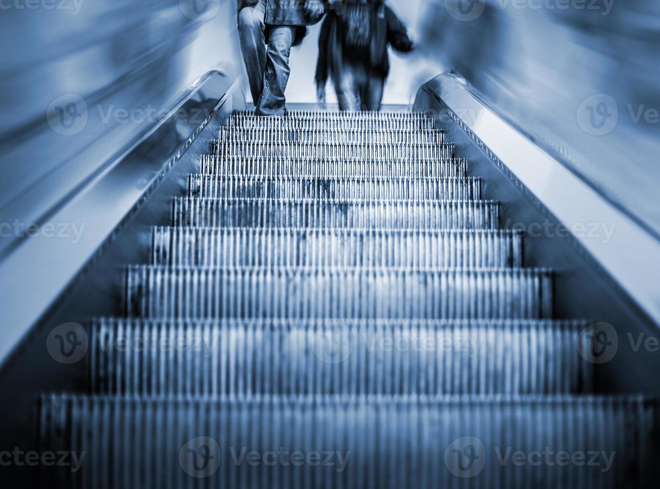 elevador subterrâneo com desfoque de movimento e tonalidade azul foto