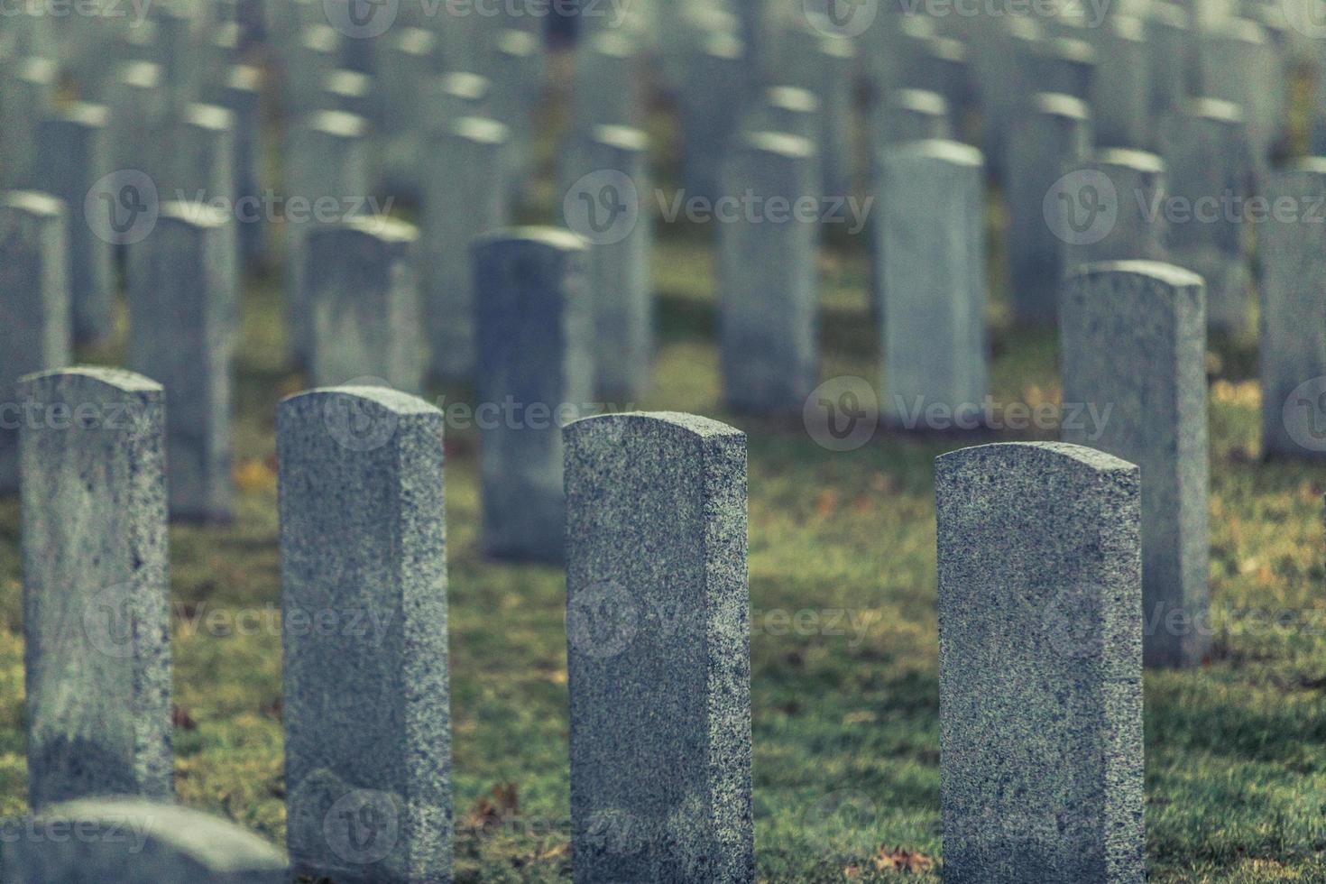 parte de trás da lápide do exército e o cemitério do cemitério durante um triste dia de outono. foto