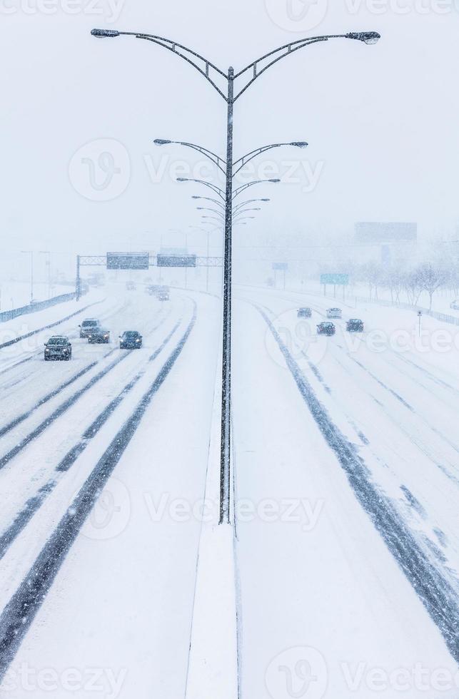 foto simétrica da rodovia durante uma tempestade de neve