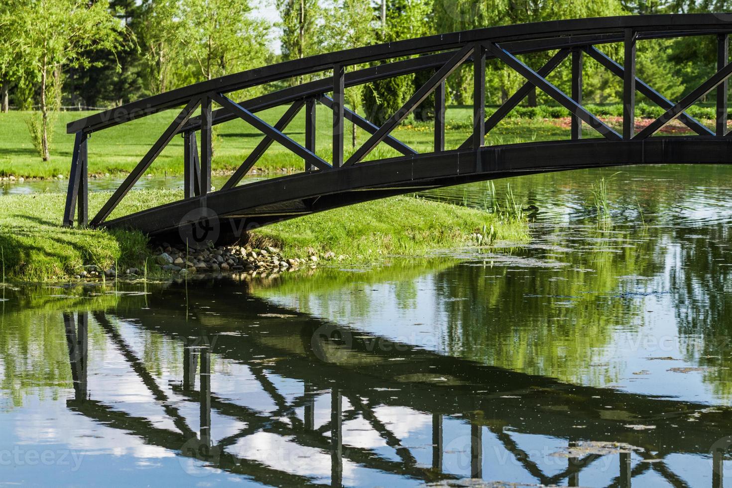 pequena ponte sobre uma lagoa foto