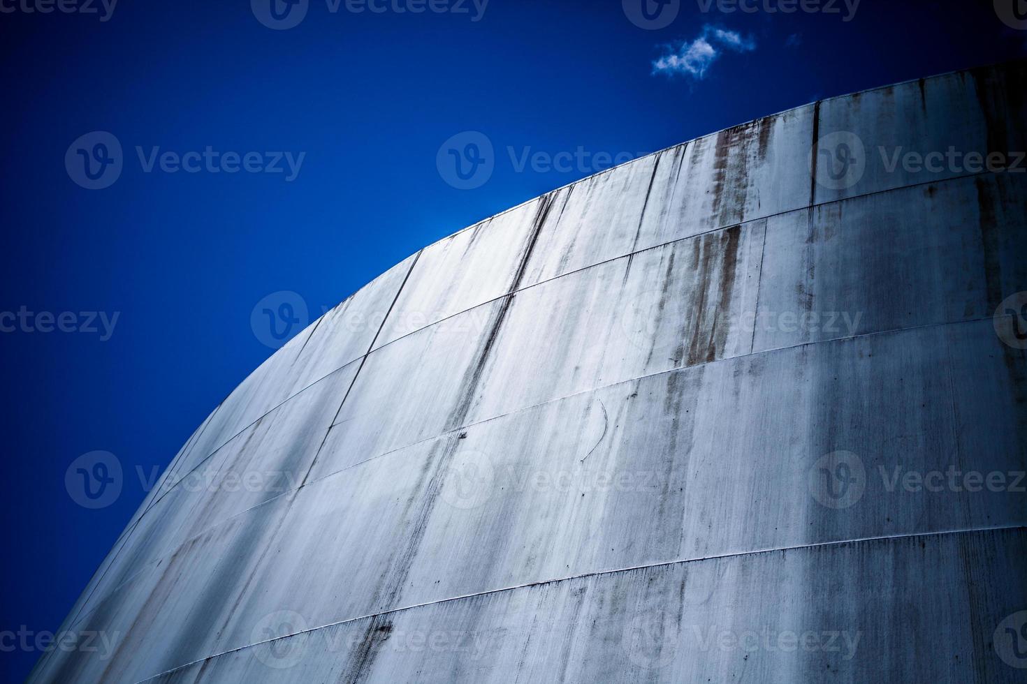 detalhe de um grande tanque de gás de refinaria de petróleo abandonado foto