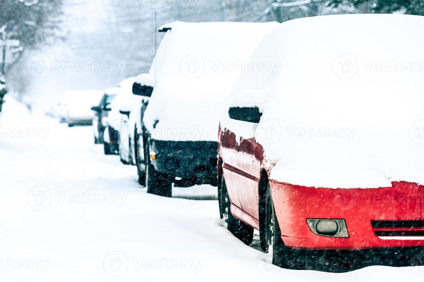 carros estacionados em um dia de tempestade de neve de inverno foto