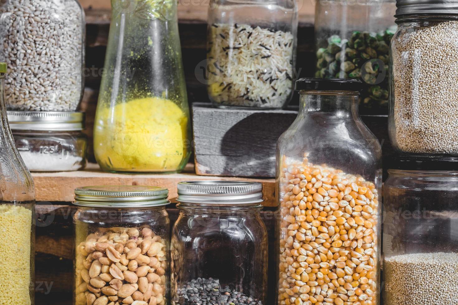 potes de vidro com especiarias, grãos e alimentos secos foto