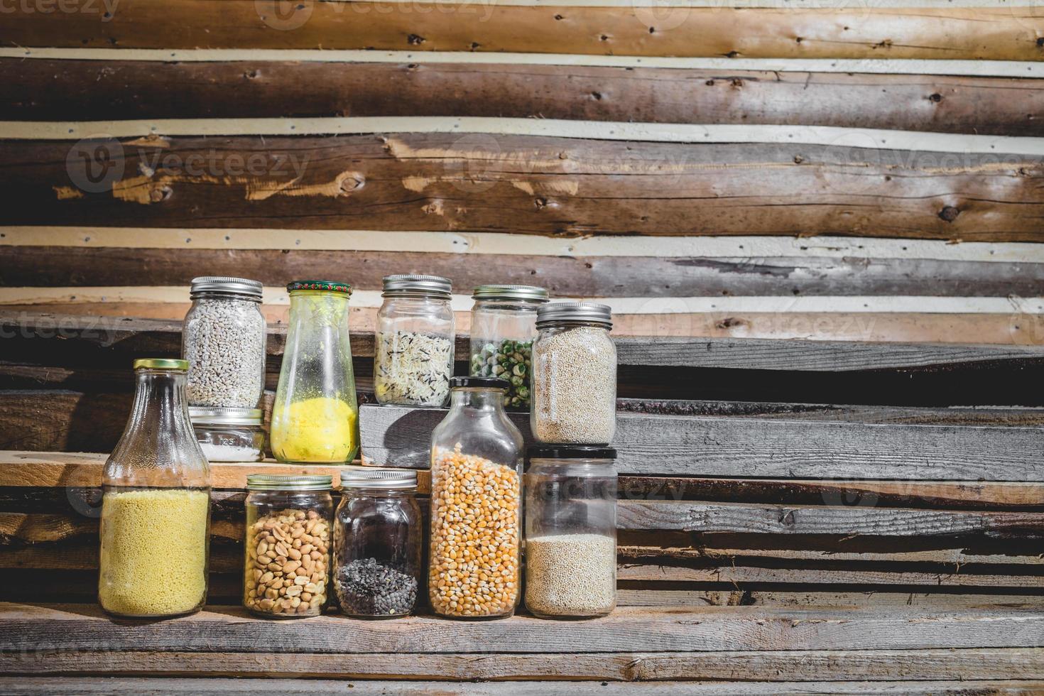 potes de vidro com especiarias, grãos e alimentos secos foto