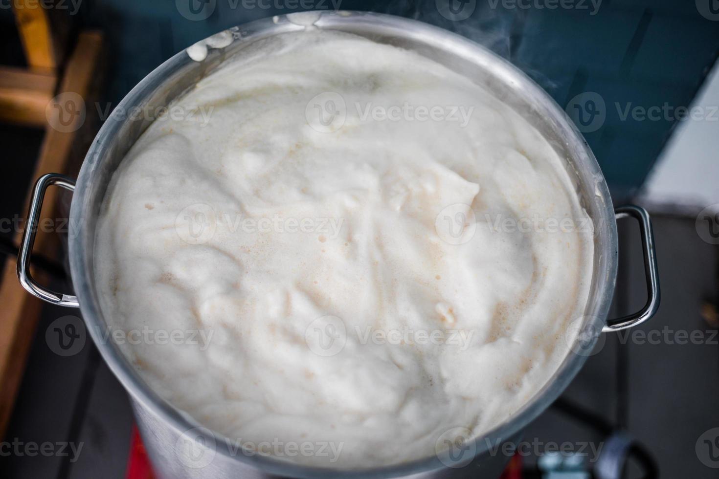 hotbrewing homebrewing e muita espuma de proteína na chaleira de fervura aquecendo. foto