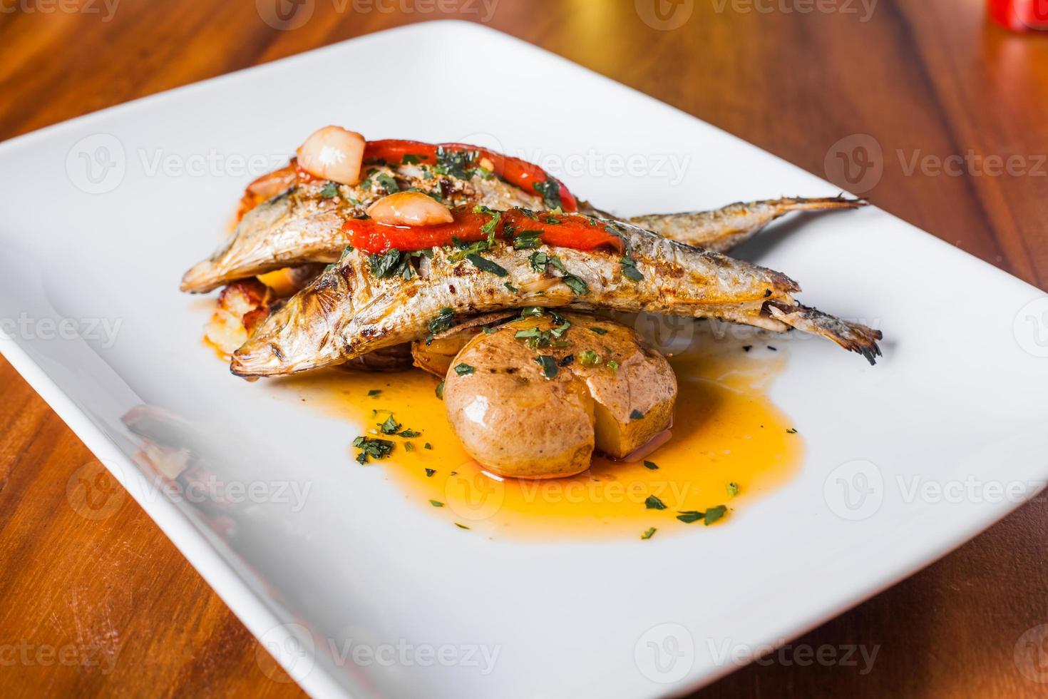 prato de sardinha grelhada com pimenta vermelha e batata foto