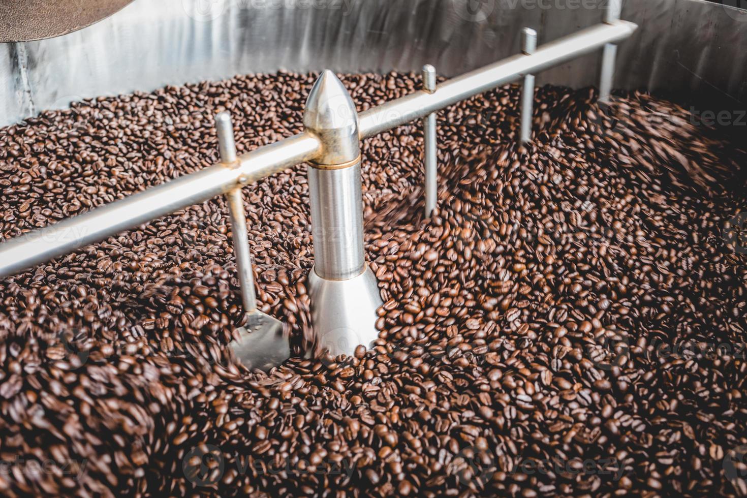 batedeira de cilindro com grãos de café foto