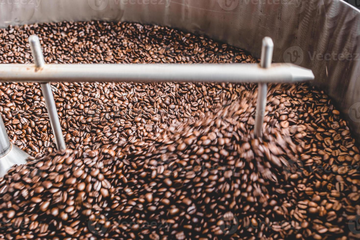 batedeira de cilindro com grãos de café foto