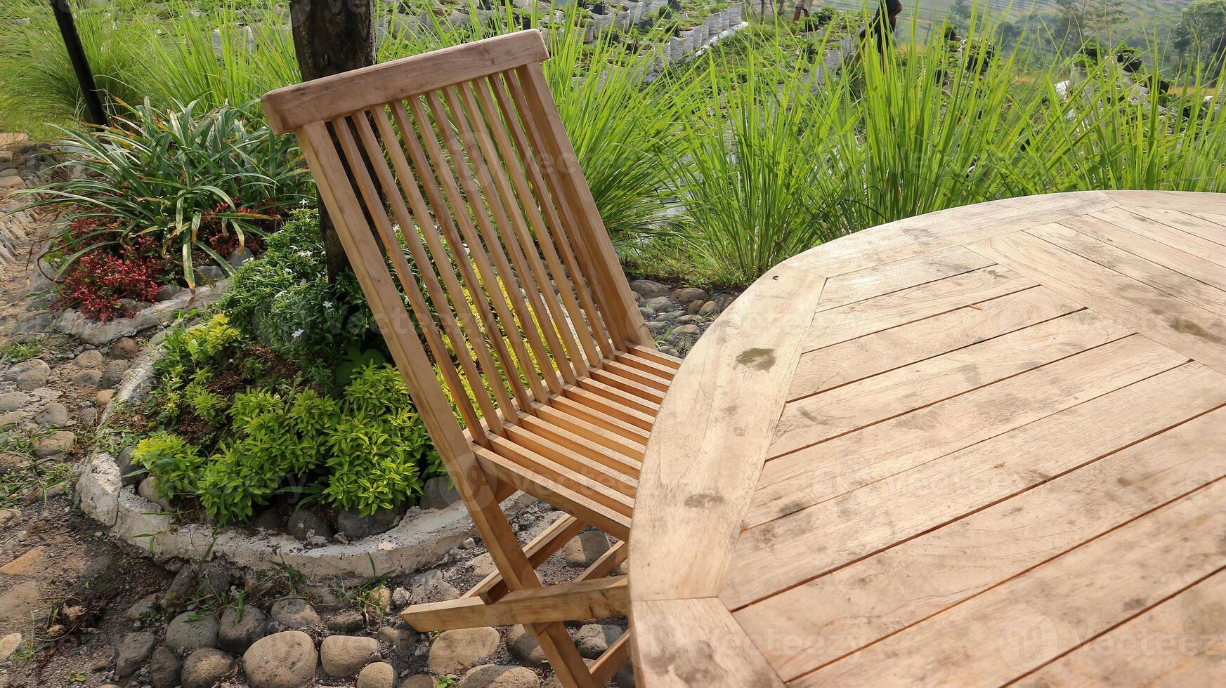 de madeira mesa, cadeiras e guarda-chuva ao ar livre dentro jardim foto