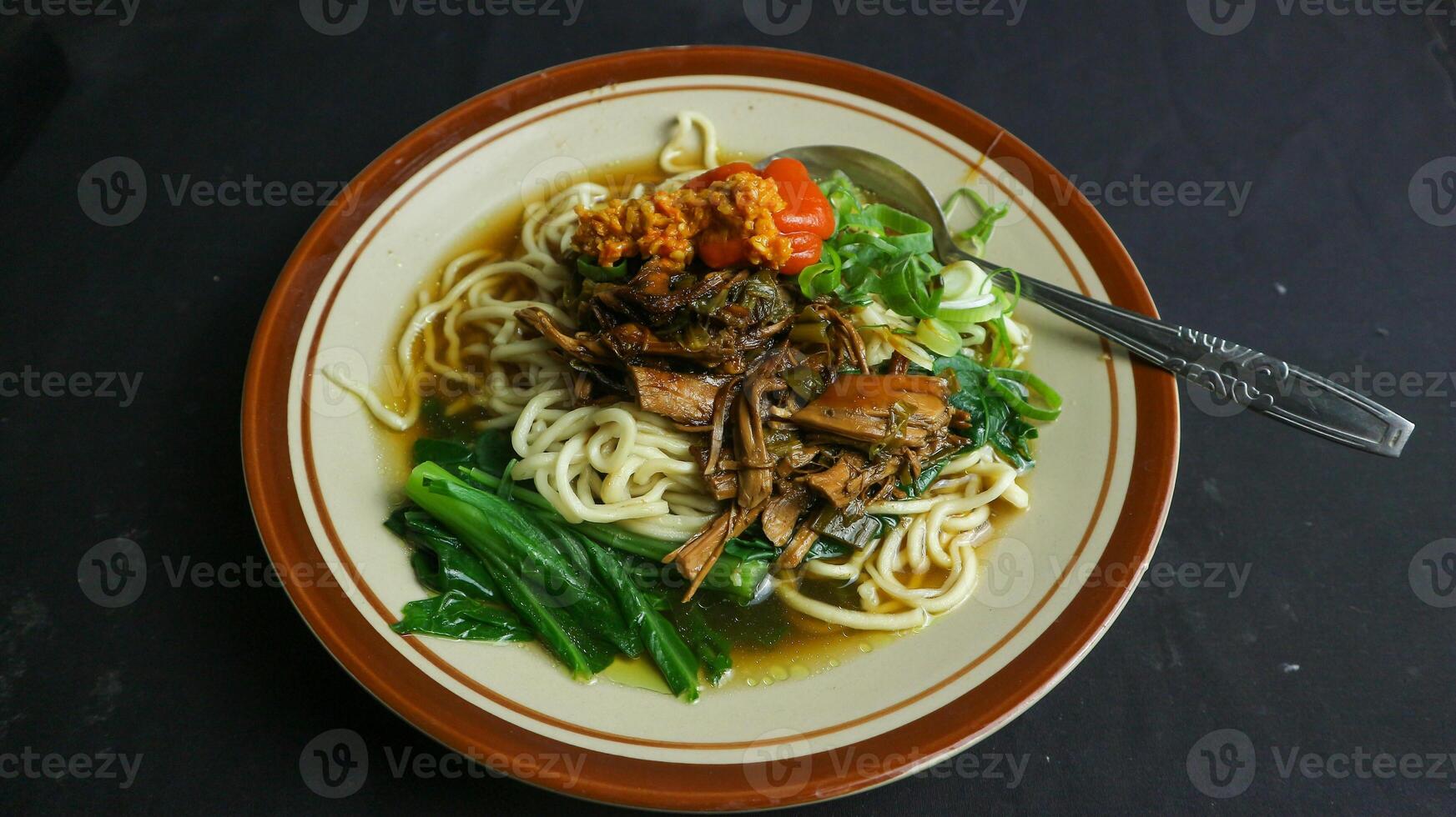 mie ayam. Macarrão com frango fatias e legumes. perfeito para receita Catálogo cozinhando conteúdo. foto