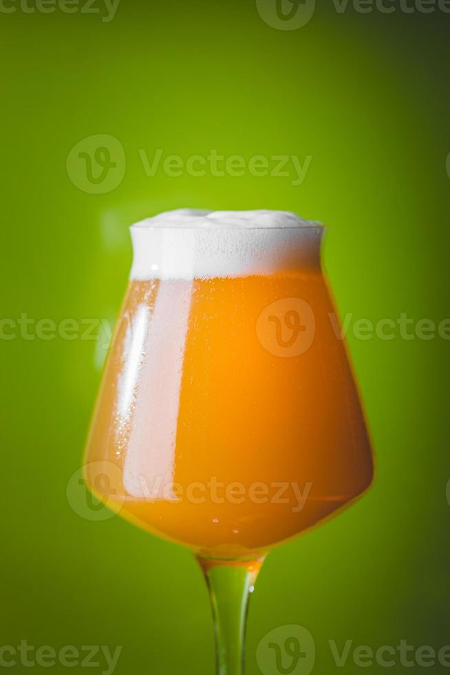 cerveja neipa hop bomba sobre fundo verde foto